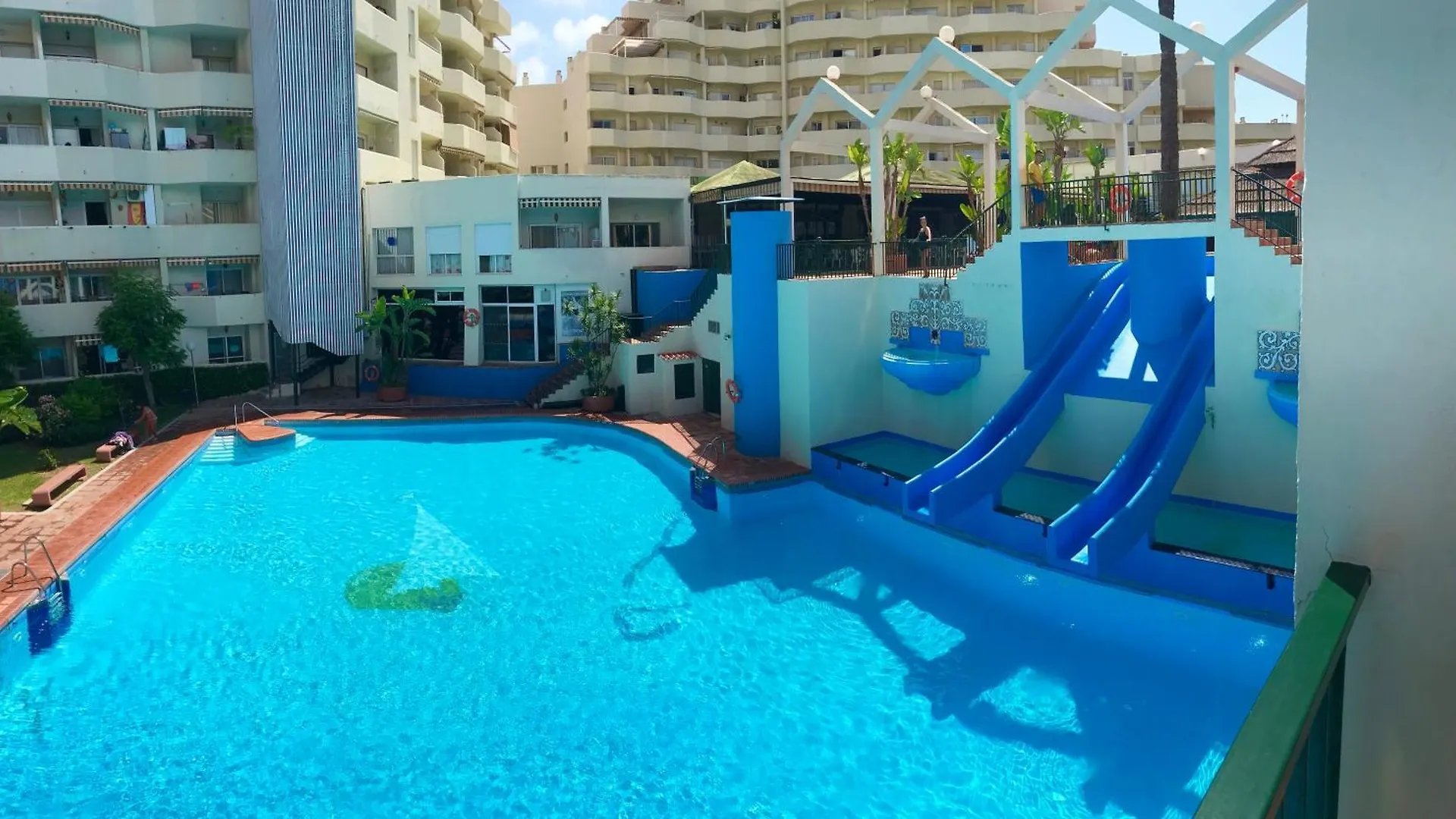 Apartamento Benal beach suite II, estudio con parque acuático y vistas al mar. Benalmádena